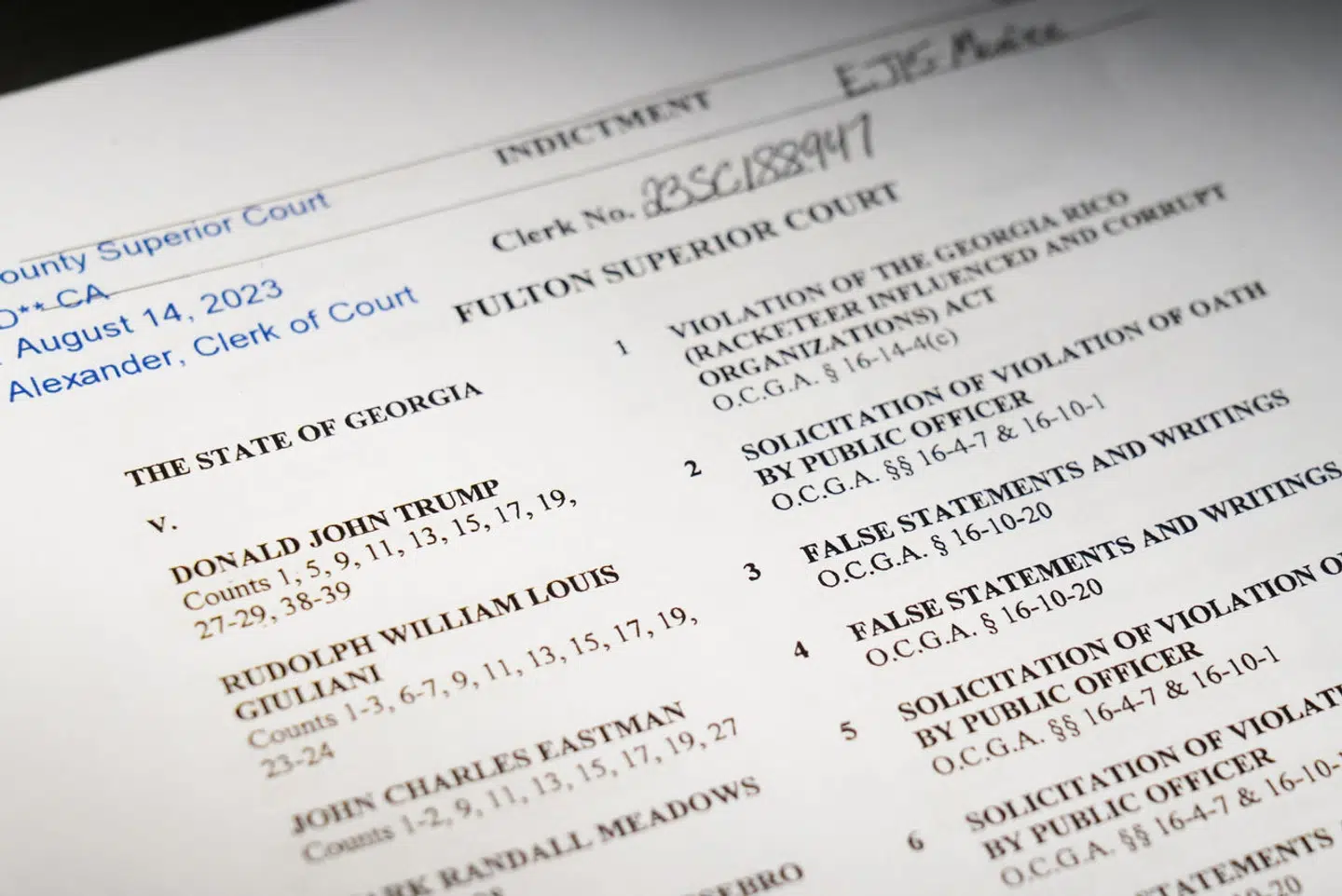Her ses Donald Trumps navn på anklageskriftet.