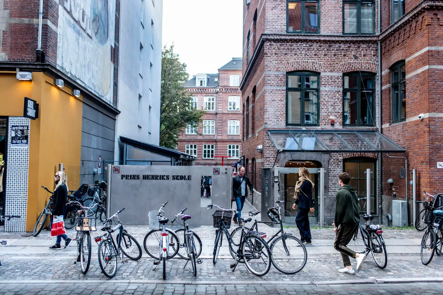 Prins Henriks Skole er en privatskole, der følger det franske skolesystem. Ifølge skolens officielle ordensreglement er det forbudt for elever at bære symboler eller beklædning, der åbenlyst viser deres religiøse tilhørsforhold.