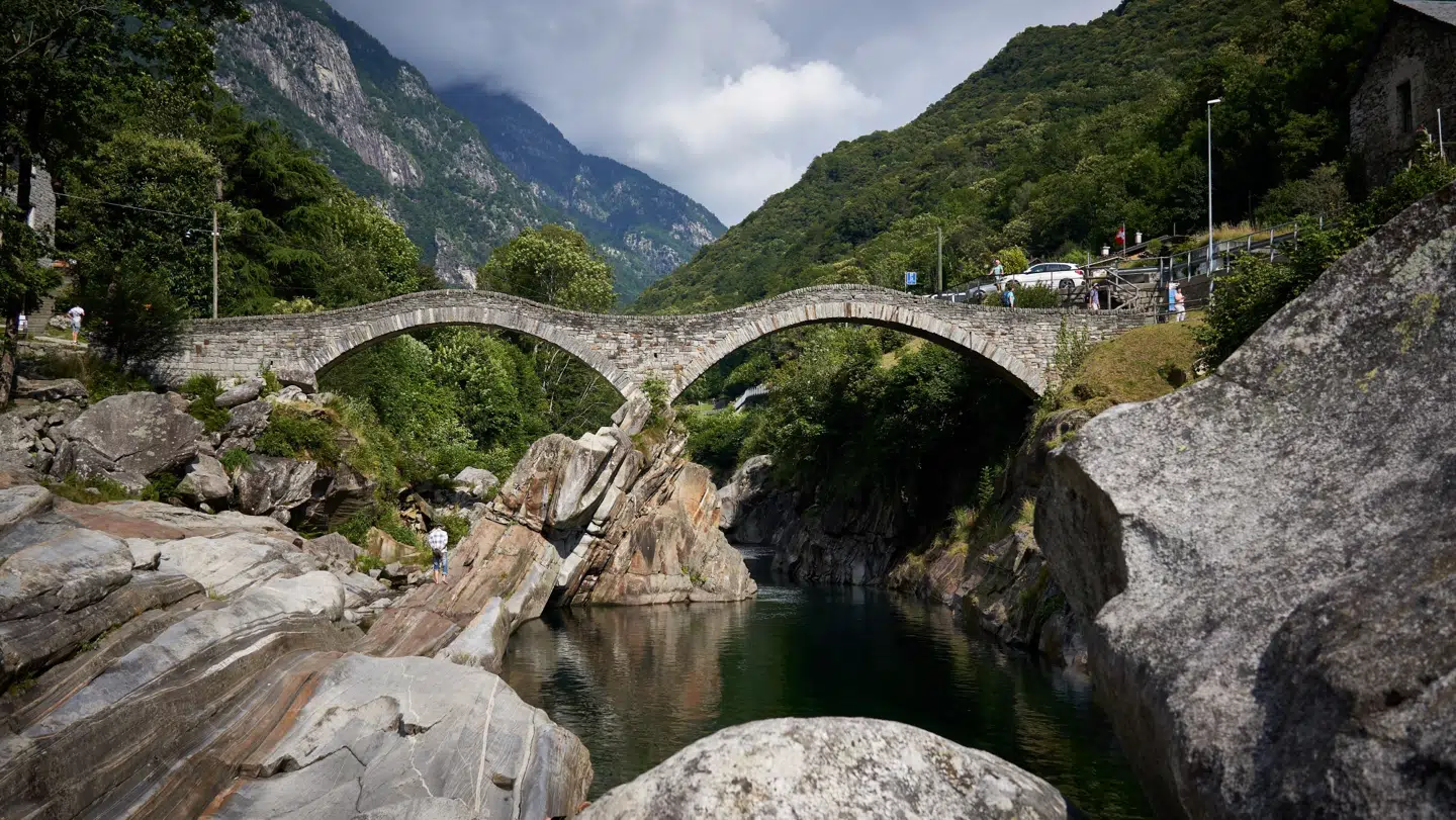 Trænger du til at blive kølet af, er der næste altid en krystalklarsø eller flod i nærheden.