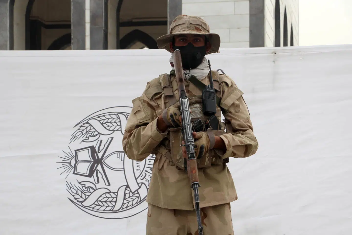 »Omkring Lashkar Gah rydder Dansk Flygtningehjælp nu improviserede miner, hvor Taleban tidligere plantede dem for at ramme blandt andet danske soldater. Jeg kører igennem de checkpoints, hvor jeg plejede at besøge vores afghanske politikollegaer,« skriver Martin E. Hansen i denne beretning fra Afghanistan under Taleban. På billedet ses en afghansk sikkerhedsvagt under markeringen af to-året for Talebans magtovertagelse i landet.