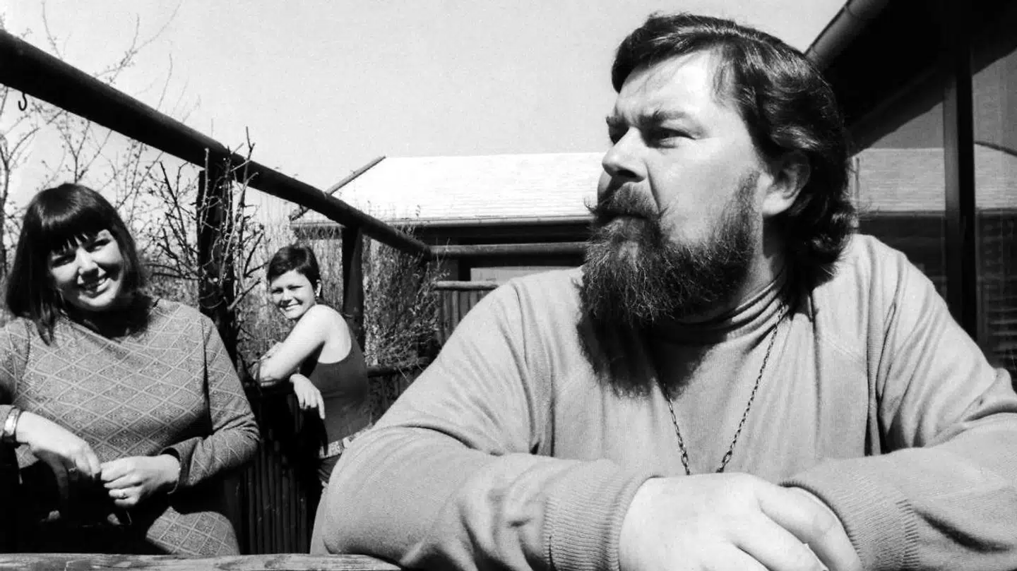 Sanger og musiker John Mogensen ses her med sin kone Ruth Mogensen og datteren Minna Mogensen i baggrunden.