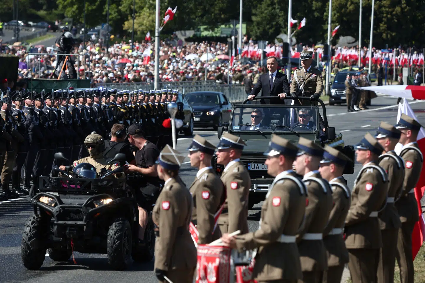 Polen har tirsdag markeret De Væbnede Styrkers Dag med en omfattende parade i Warszawa. Kacper Pempel/Reuters