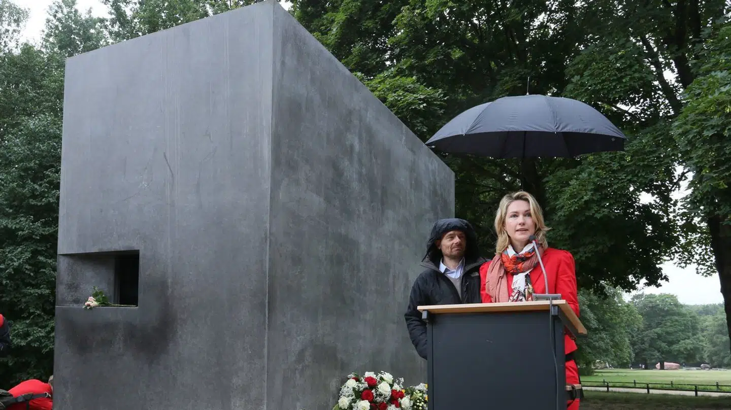 På billedet ses Monumentet ‘Denkmal für die im Nationalsozialismus verfolgten Homosexuellen’ i forbindelse med en mindeceremoni i 2014 for de homoseksuelle ofre for nationalsocialismen. Kvinden er Manuela Schwesig, der var forbundsfamilieminster (SPD).