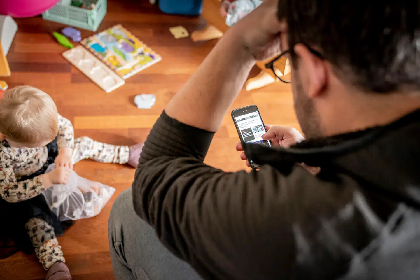 »Tendensen har de senere år været tiltagende: Den nye forældregeneration kan øjensynligt ikke selv opdrage deres børn, men kalder igen og igen på lovgivning, anbefalinger fra myndighederne og nye regler,« skriver Maria Ladegaard.