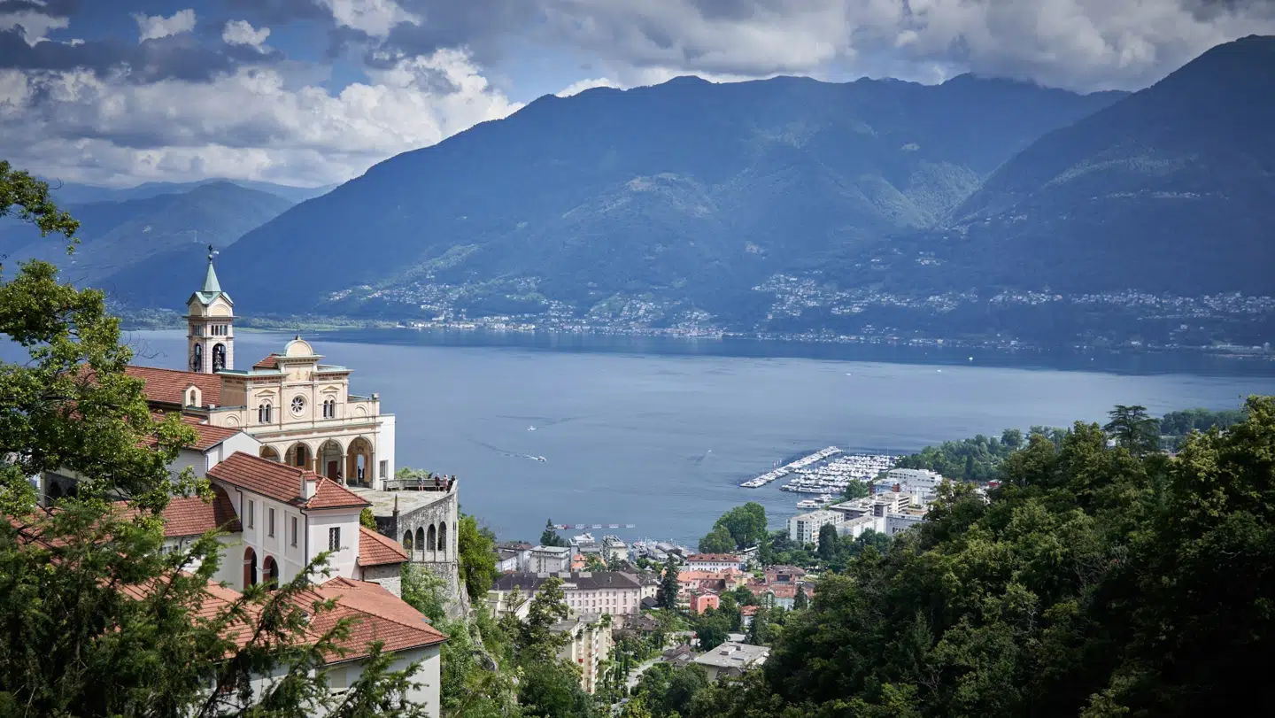 Bjerglandskaberne i Schweiz indbyder til imponerende vandreture - som kan afsluttes med daseferie under varme himmelstrøg i den sydligste del af landet.
