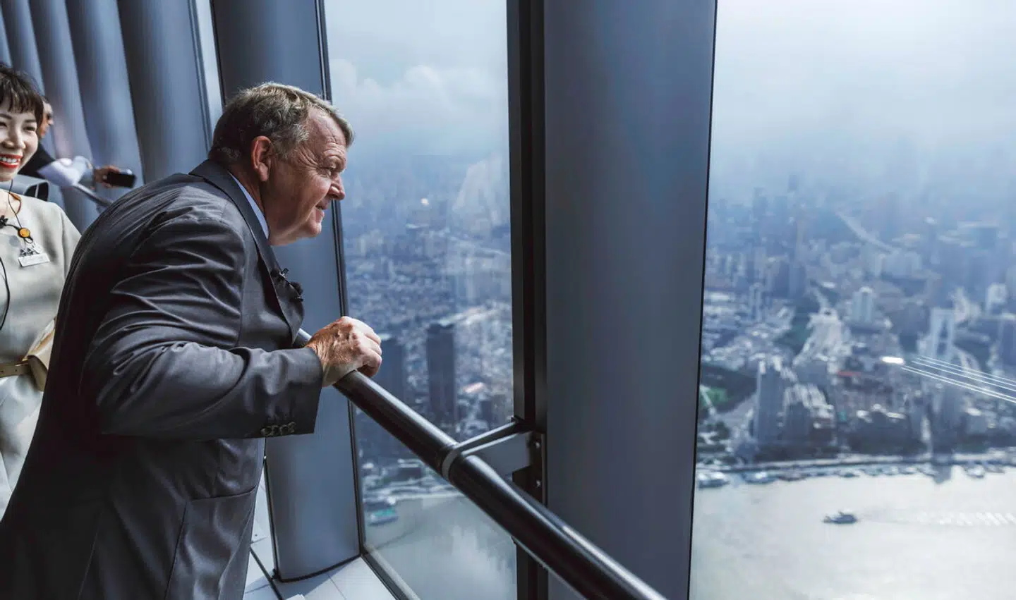 Lars Løkke har præsenteret sin såkaldt »realistiske udenrigspolitisk«, skriver Anders Storgaard. »Den er endestationen for en dansk udenrigspolitik, som i alt for mange år har handlet alt for meget om, hvad vi kan sælge, og alt for lidt om, hvad der er værd at kæmpe for«. På billedet ses udenrigsminister Lars Løkke Rasmussen 16 august 2023 i Shanghai Tower under sit officielle besøg.