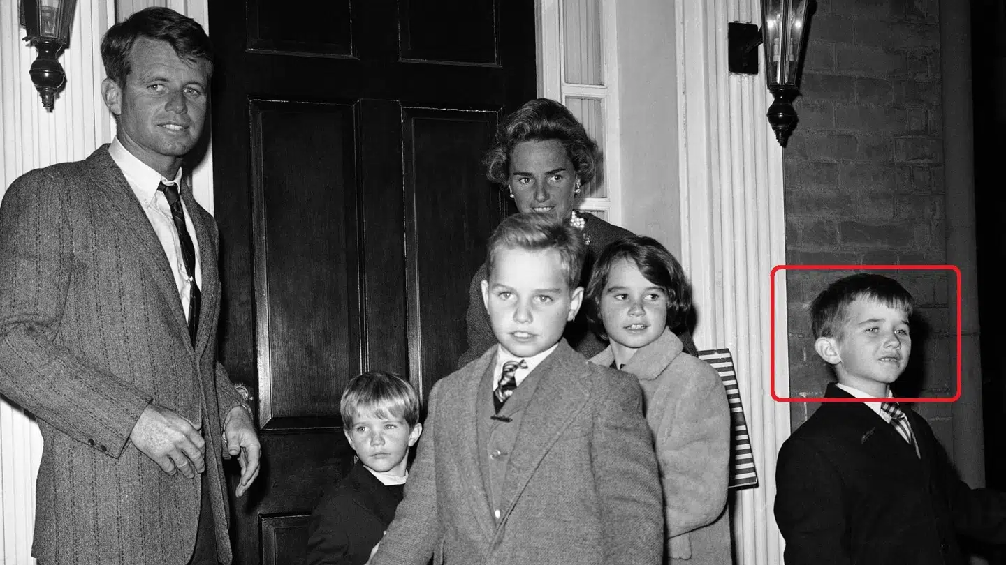 Robert F. Kennedy Jr. (rød firkant) er søn af den tidligere amerikanske justitsminister Robert F. Kennedy (tv).