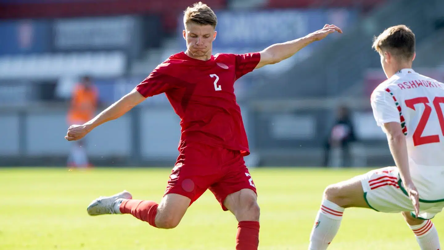 Danmarks Anton Gaaei overfor Wales Zachary Ashworth under U21EM kvalifikationskampen mellem Danmark og Wales på Vejle Stadion tirsdag den 20. juni 2023.. (Foto: Bo Amstrup/Ritzau Scanpix)