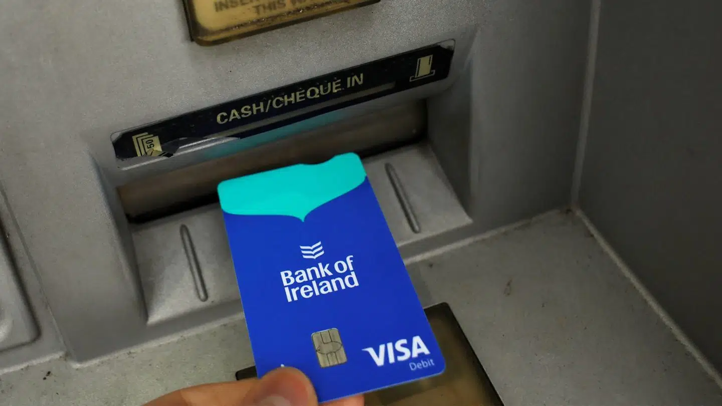 Rygtet om, at man kunne hæve 'gratis' penge hos Bank of Ireland skabte køer ved  bankens hæveautomater tirsdag aften.