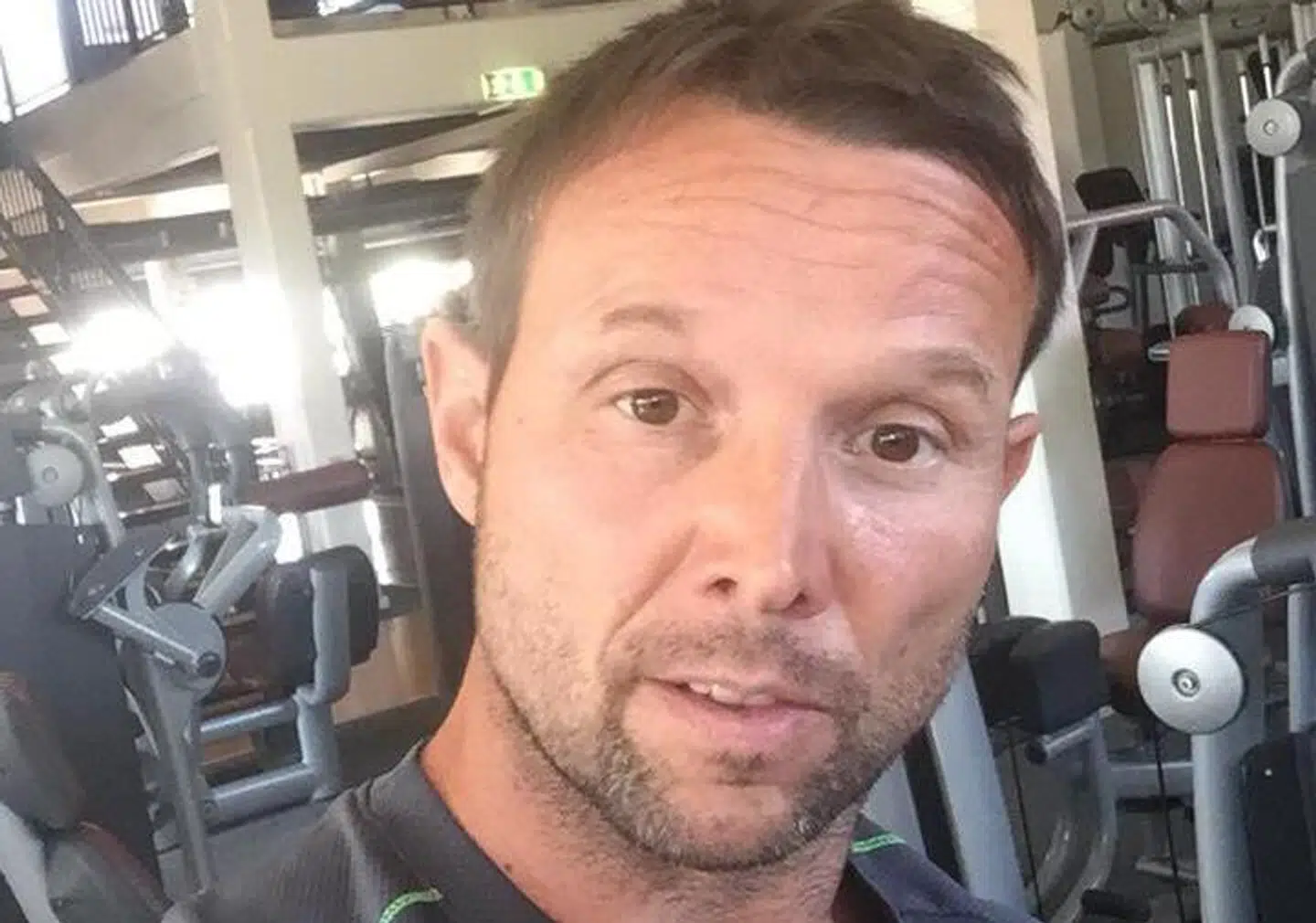 Hjertestarteren i Claus Bøgild Jensens fitnesscenter var løbet tør for strøm, da hans kammerat fik hjertestop.