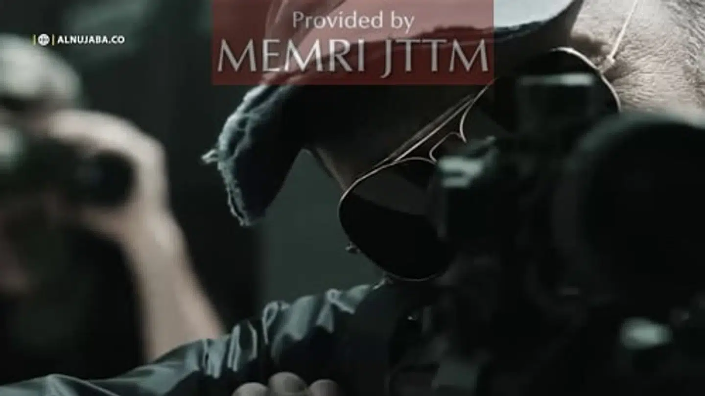 En snigskytte tager sigte i en video fra en islamistisk milits, der simulerer et drab på en koranafbrænder.