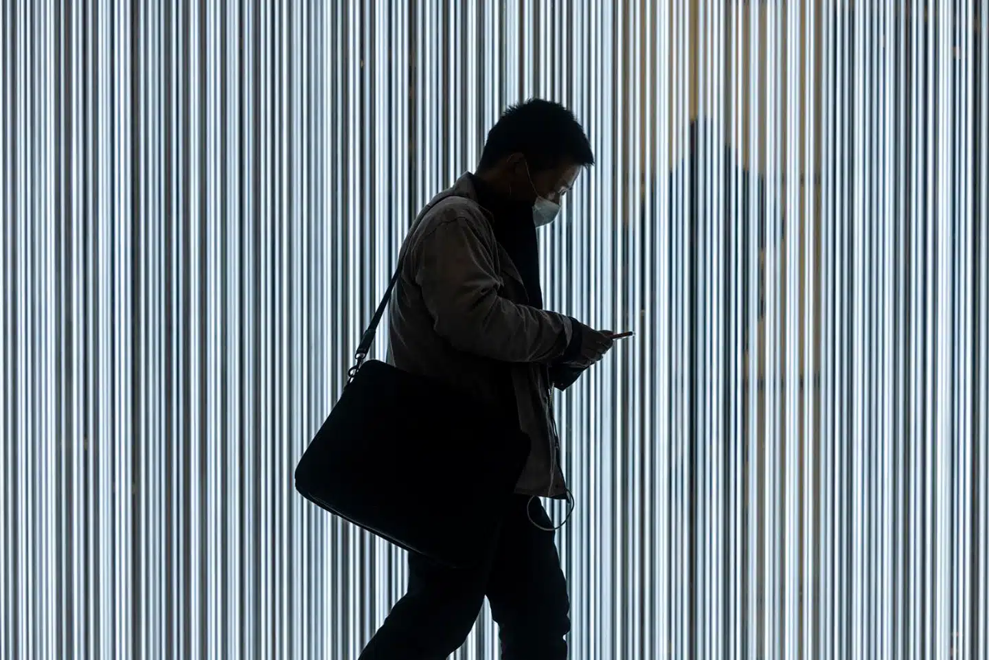 Kina har øget sit fokus på den nationale sikkerhed, og udlændinge bliver i højere grad set som en mulig trussel. Nu går jagten ind på spionerne, og Kinas sikkerhedstjeneste har taget propaganda på sociale medier i brug. Her tjekker en mand sin telefon i et shoppingcenter i Shanghai, Kina. Arkivfoto.