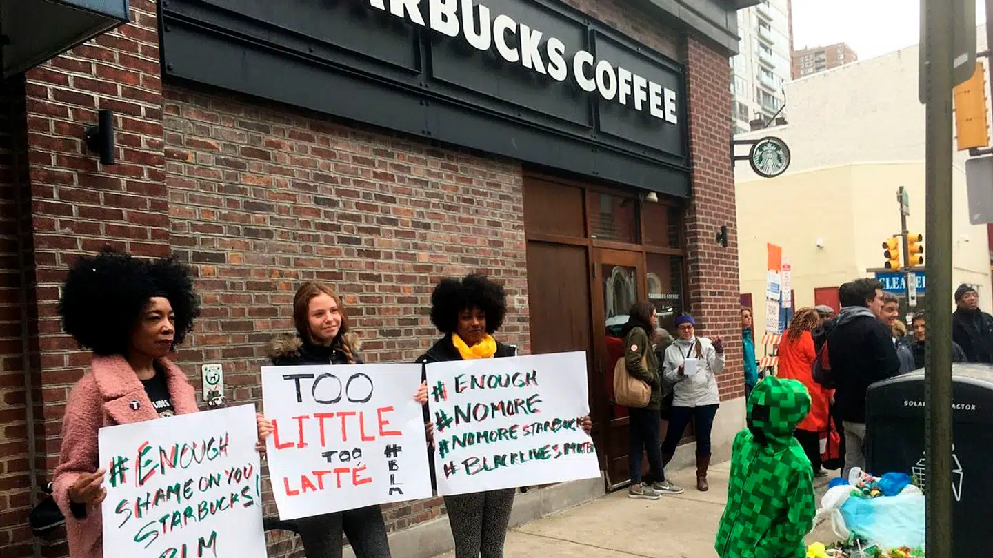Sagen, der førte til Shannon Philips fyring, var to sorte mænds arrestation i en Starbucks. Arrestationen kastede kæden ud i en gevaldig shitstorm.