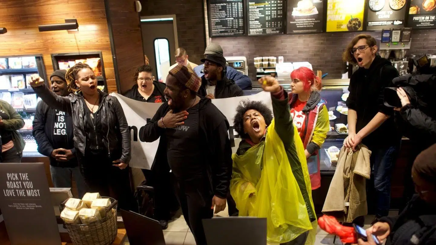 Demonstranter protesterer mod de to mænds arrestation på en starbuck i Philadelphia i den amerikanske delstat Pennsylvania.