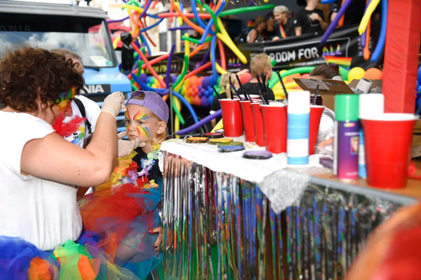 »Også dengang mente 'man', at katastrofen lurede lige om hjørnet. Og også dengang mente 'man', at det var berettiget at ofre familie og det nære for det store og abstrakte,« skriver Søren Pind om lighderne mellem 1970erne og nu.