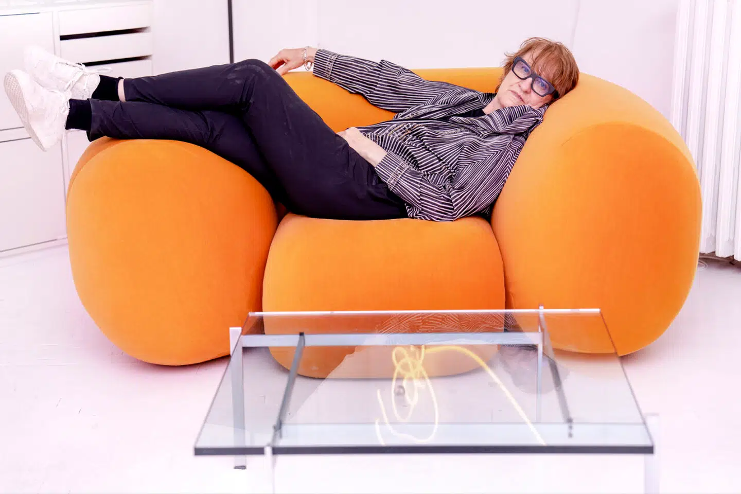 »Neon er en gasart, og de to gasarter, jeg bruger, er den blå, som er argongas, og den røde, som er neon. Jeg arbejder med fem forskellige hvide toner, og til det lægger man et farvepigment på indersiden af røret,« fortæller Gun Gordillo.