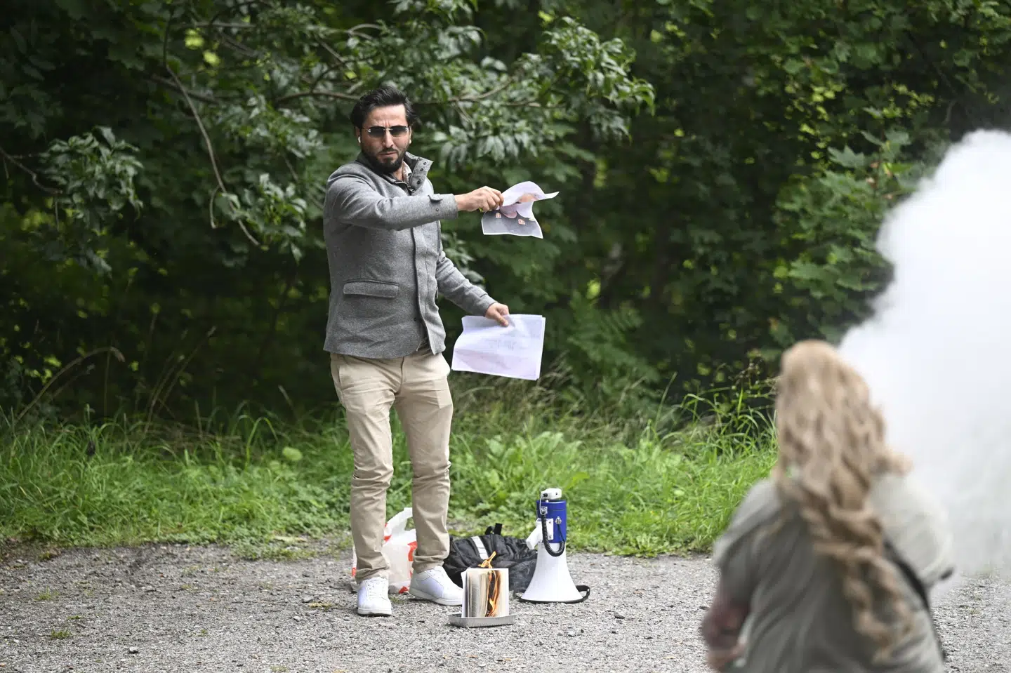 En moddemonstrant sprang frem og forsøgte med en brandslukker at stoppen koranafbrænding fredag foran Irans ambassade i Sverige. 10080 Fredrik Sandberg/Tt/Ritzau Scanpix