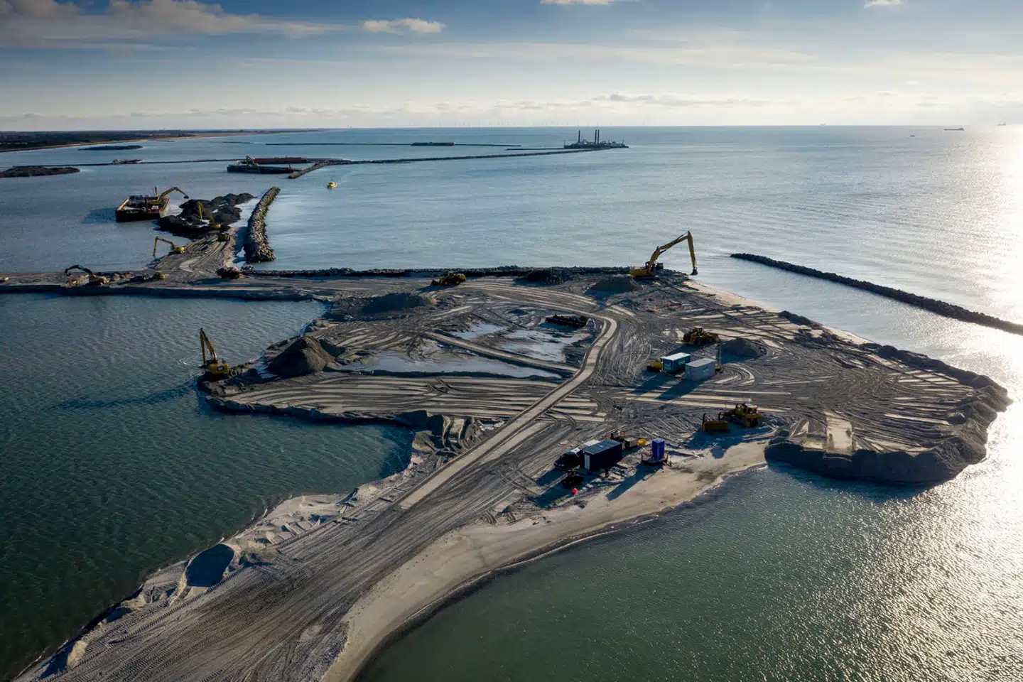 »Vi er nødt til at kræve, at klimahensyn indgår som et vægtigt parameter i indkøbene,« skriver Stinus Lindgreen om Femern-forbindelsen. Her ses arbejdshavnen til Femern Bælt-tunnelen ved Rødbyhavn.