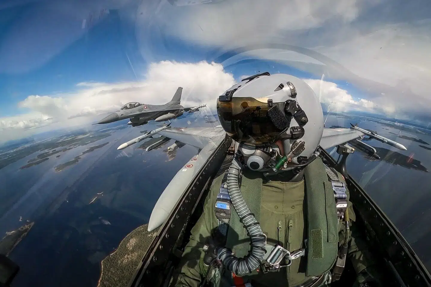 Siden 1980 har F-16 været Danmarks kampfly, som danske piloter har tilbragt mange tusind timer i, også i krig. Fra næste år skal nogle af flyene sandsynligvis stå deres prøve over Ukraine.