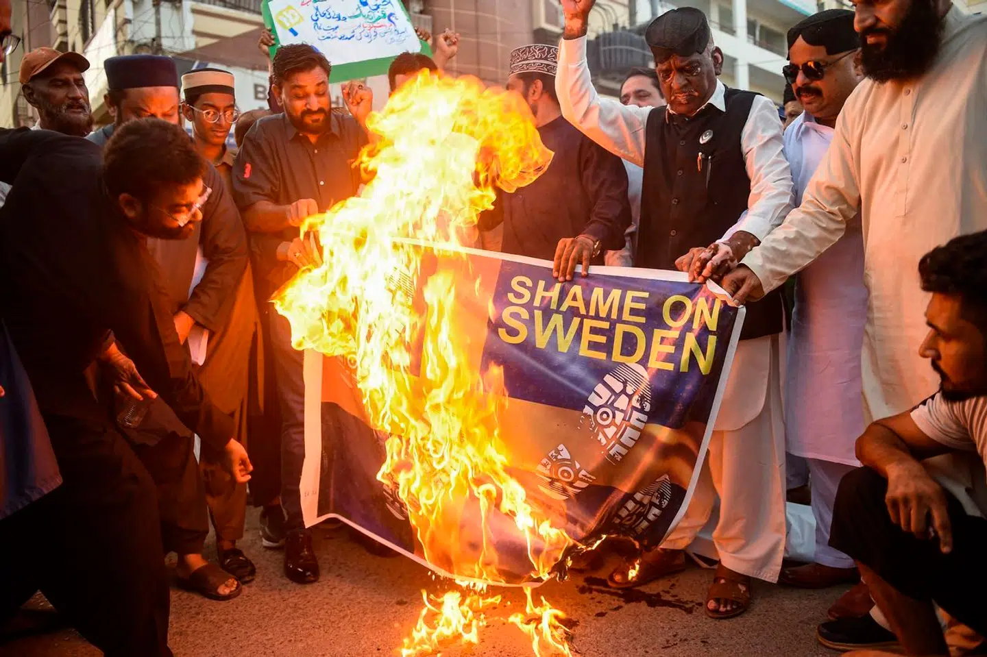 I Pakistan afbrændte demonstranter i juli en dukke forestillende den svenske statsminister, Ulf Kristersson. Vreden mod Sverige er stor på grund af koranafbrændingerne i Sverige.