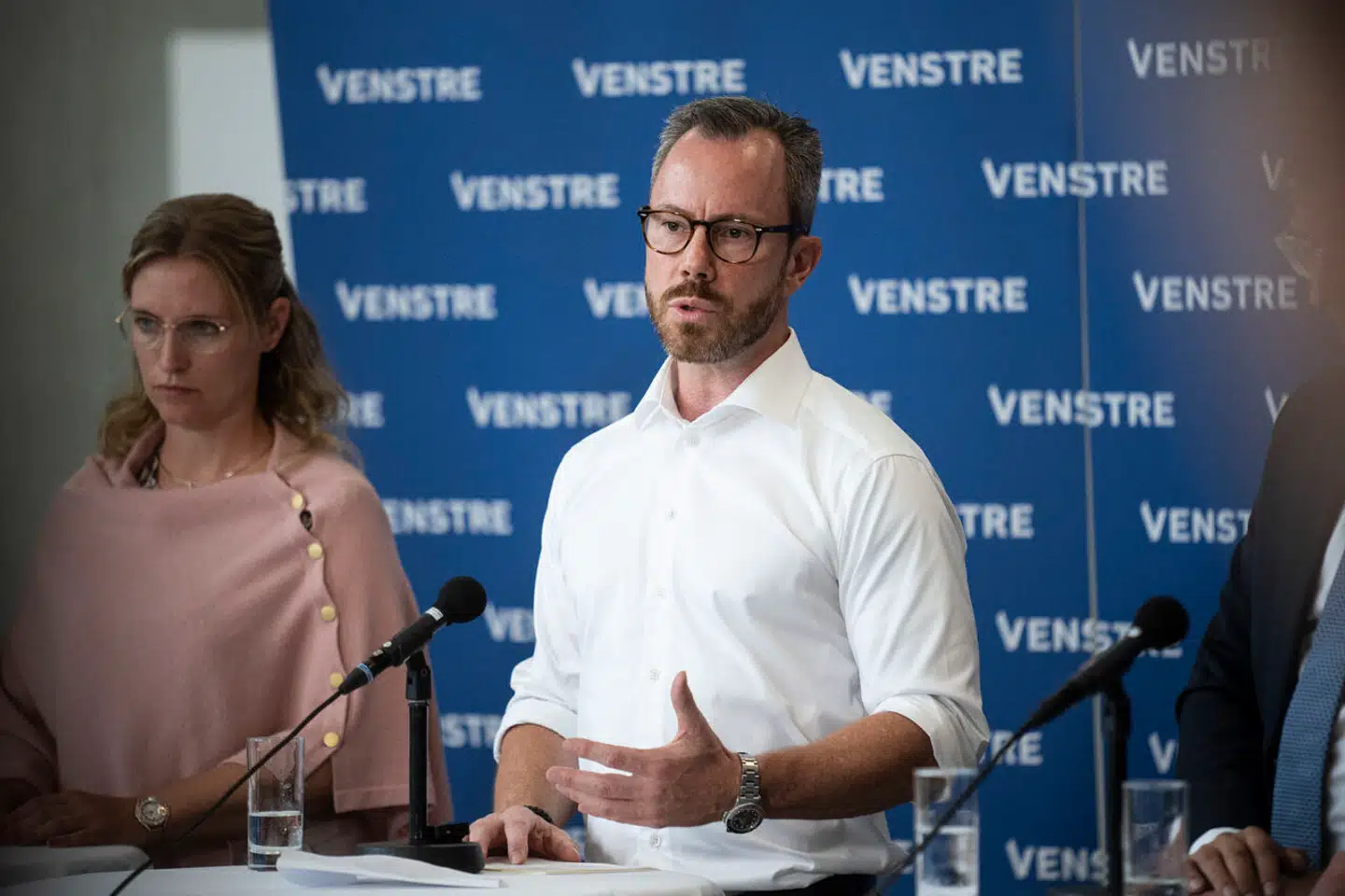 På fredagens sommergruppemøde i nordjyske Farsø fortalte Venstre-formand Jakob Ellemann-Jensen endnu en gang om sine grunde til at træde ind i SVM-regeringen. Og så endte han med at måtte svare på spørgsmål om sine egne ambitioner om at blive Danmarks statsminister.