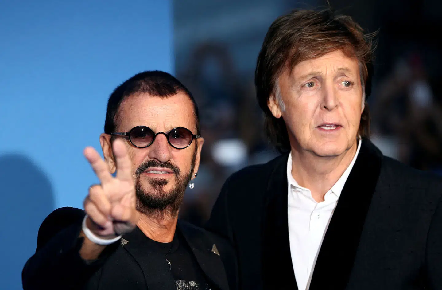 Beatles-medlemmerne Ringo Starr (tv) og Paul McCartney medvirker på Dolly Partons nye single – en genindspilning af Beatles-hittet »Let it Be«.