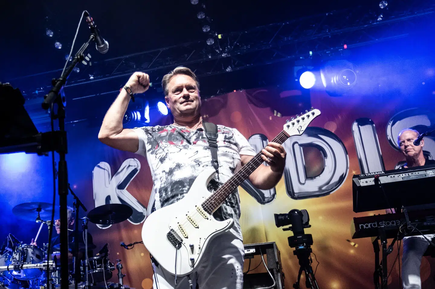 Det hele startede i 1983, da Johnny Hansen for første gang med sin guitar i hånden spillede op til bal med bandet Airport. Siden er der nærmest ikke den hal eller den scene, som Johnny Hansen ikke har sunget på både med Kandis og som solist. Her ses han på Smukfest i Skanderborg i 2023. (Arkivfoto).