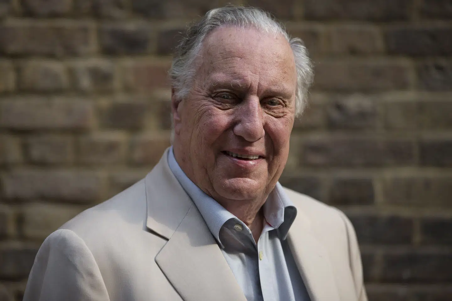 Den engelske forfatter Frederick Forsyth, der fylder 85 den 25. august, skriver spændingsromaner, men han har også selv haft et spændende liv. Som korrespondent i Østberlin måtte han flygte over hals og hoved, da han opdagede, at han delte elskerinde med den østtyske forsvarsminister. (Arkivfoto). Justin Tallis/Ritzau Scanpix