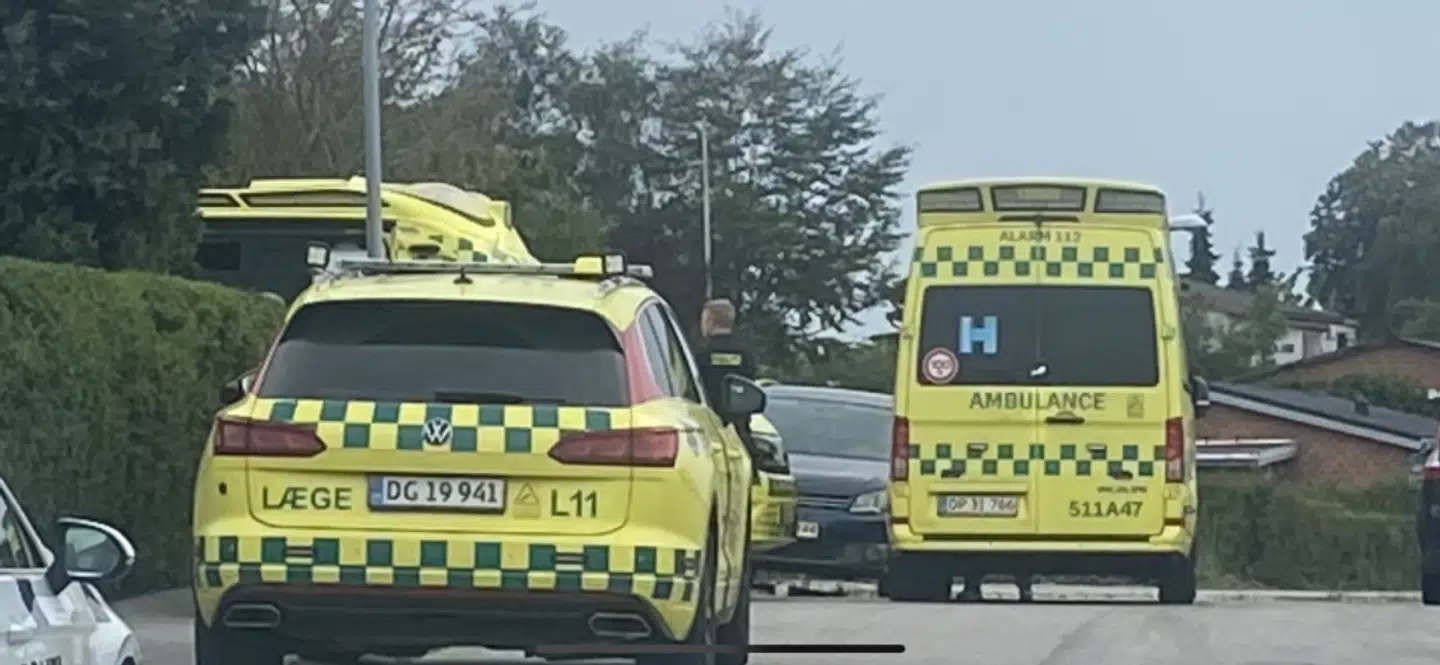 Både politi og flere ambulancer rykkede lørdag aften ud, da der blev fundet en død person på en adresse i Hundested.