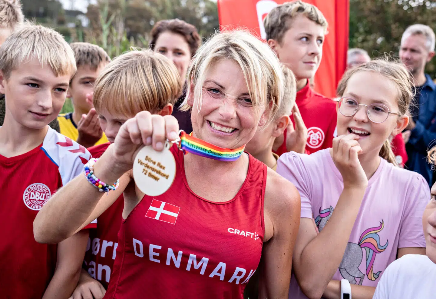 Siden torsdag formiddag har Stine Rex løbet mere end 500 kilometer rundt om en sø i Nordjylland og samtidig samlet penge ind til organisationen Skyggebørn.