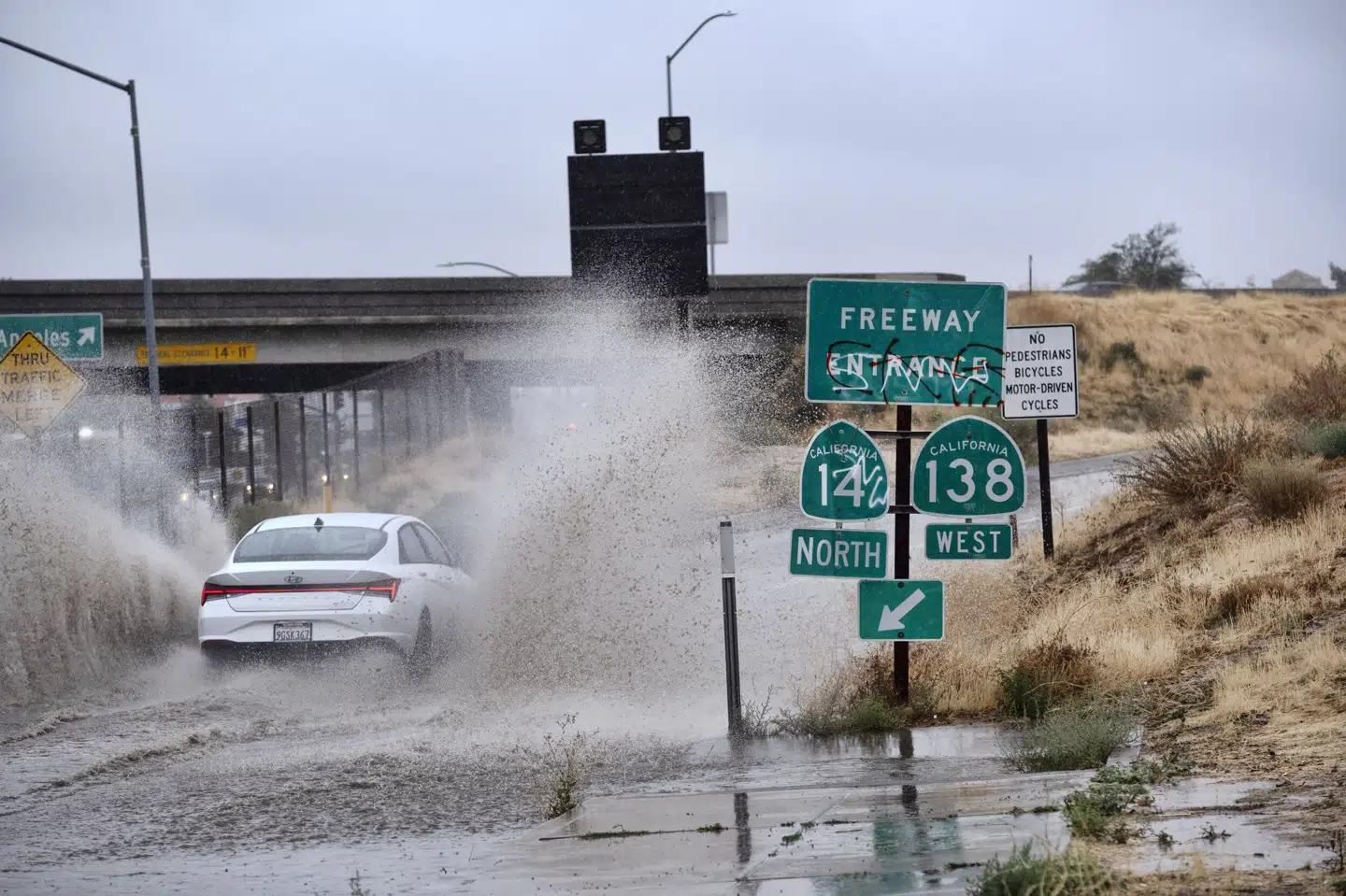I Palmdale i Californien var veje allerede søndag oversvømmet på grund af nedbør forårsaget af den tropiske storm Hilary. Richard Vogel/Ritzau Scanpix