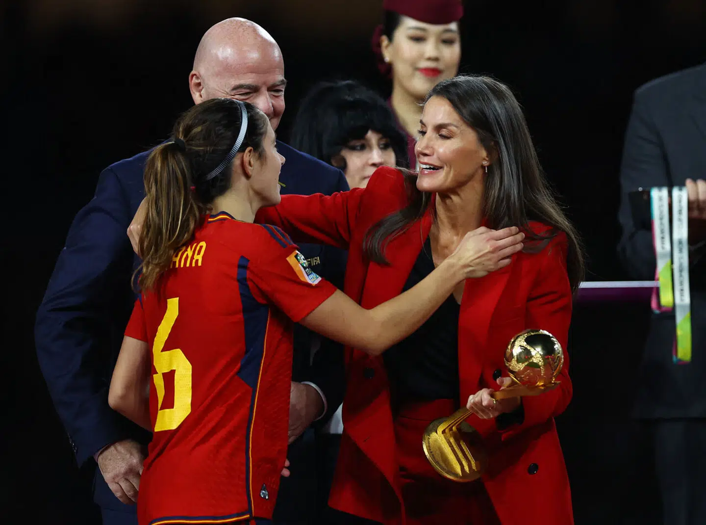 Historien om dronning Letizias usædvanlig overstrømmende opførsel – her omfavner hun turneringens MVP Aitana Bonmati – var den positive historie fra sejrsceremonien. Lige indtil fodboldpræsidenten Luis Rubiales fandt kyssetøjet frem.
