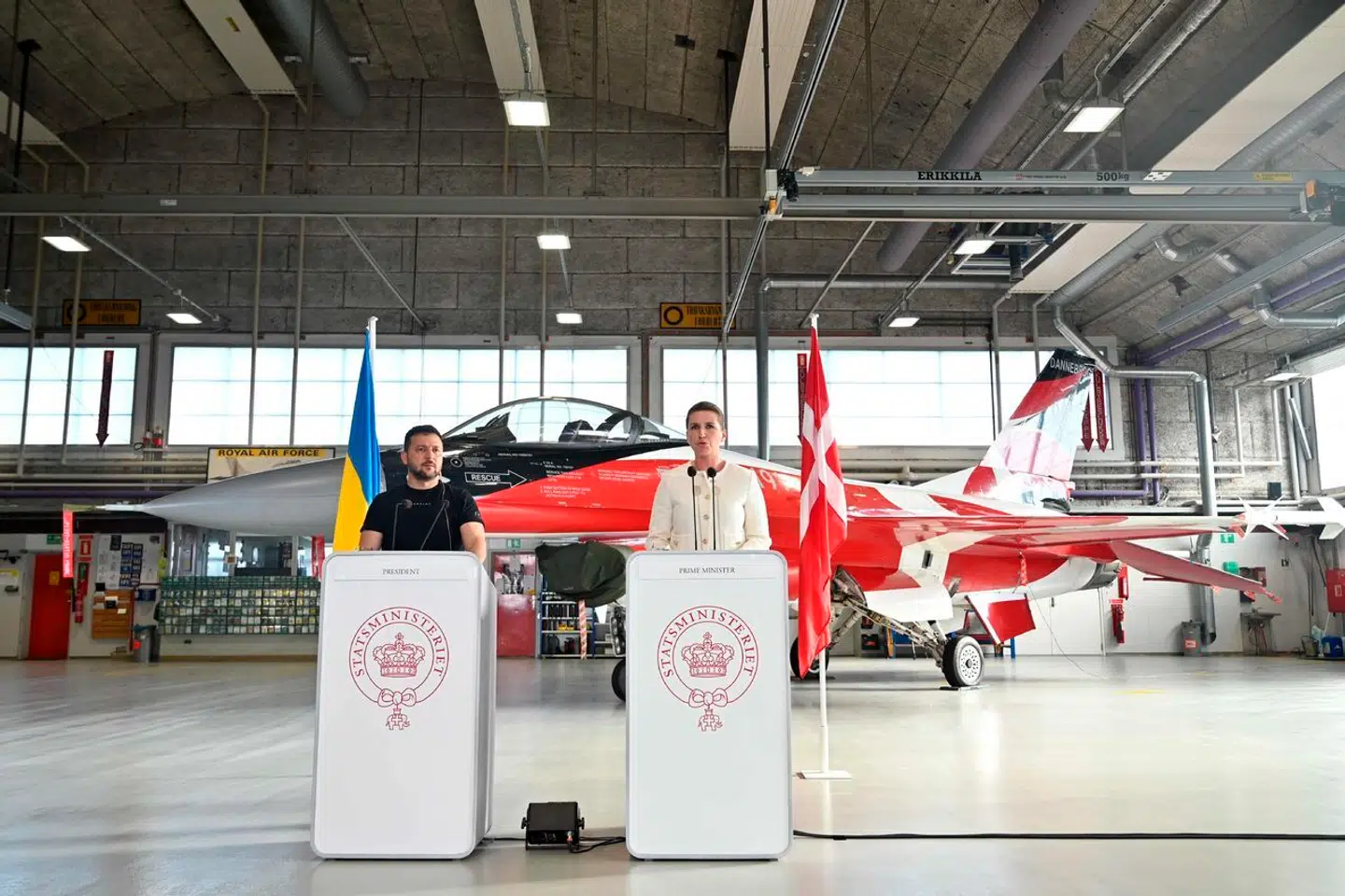 Sammen med den ukrainske præsident, Volodymyr Zelenskyj, holdt statsminister Mette Frederiksen (S) pressemøde, hvor hun gjorde Danmark til et de allerførste lande, som lovede Ukraine et konkret antal F-16-fly.