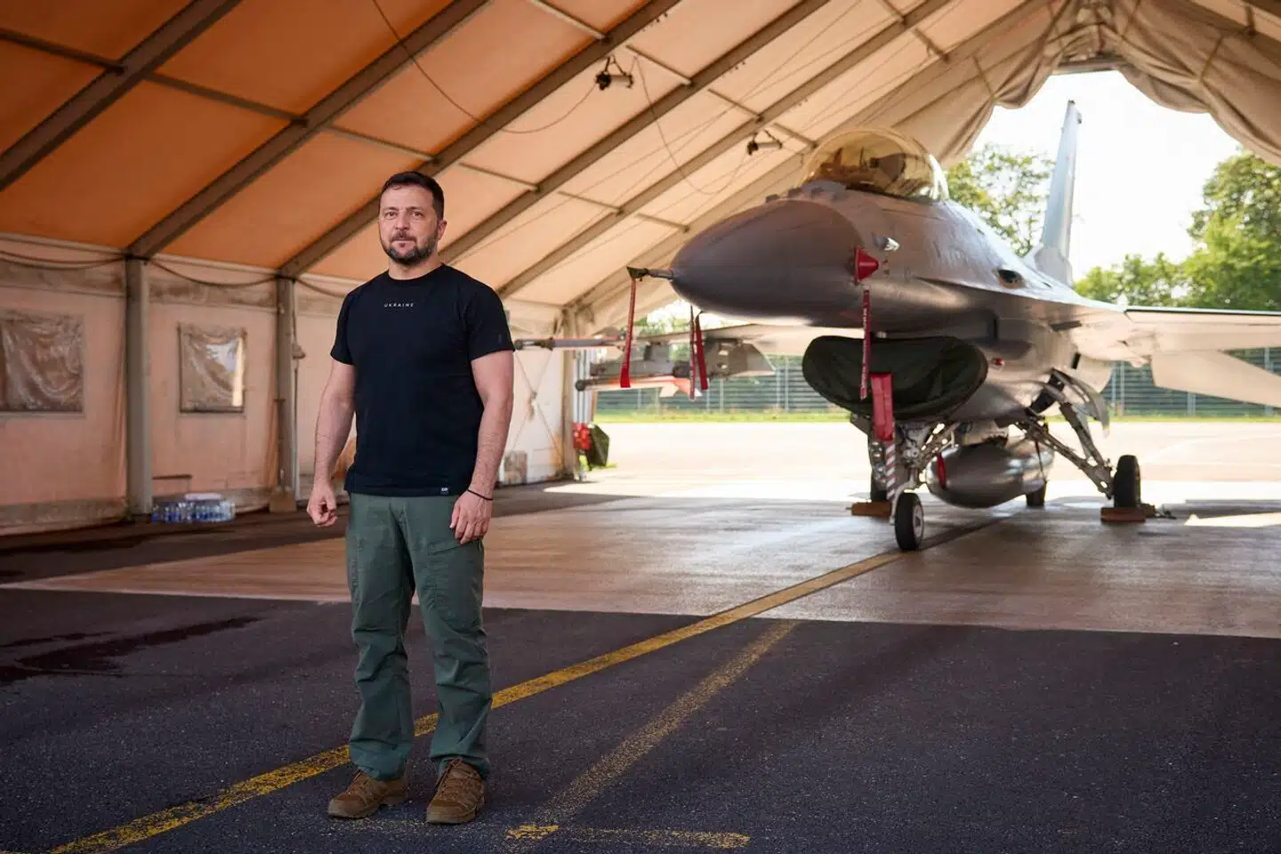 Præsident Zelenskyj tog et af de danske F-16-fly i øjesyn, da han søndag kom til Danmark og Flyvestation Skrydstrup. Snart får Ukraine 19 ældre danske kampfly som donation.