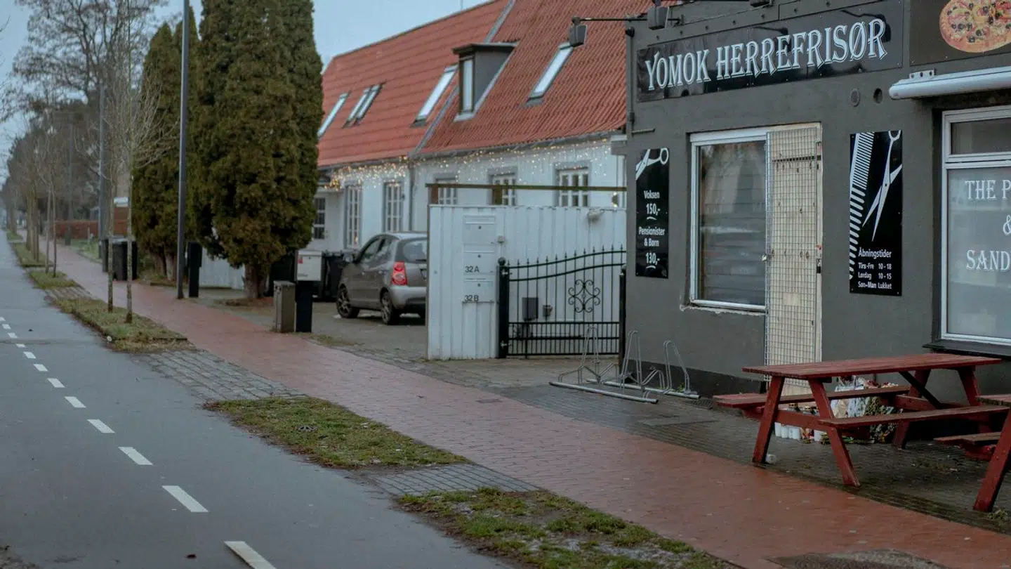 Frisør Yomok lå tidligere på Islevbrovej i Rødovre. På godt to måneder var butikken først gerningssted for et fatalt skyderi og efterfølgende blev der stukket ild på den.