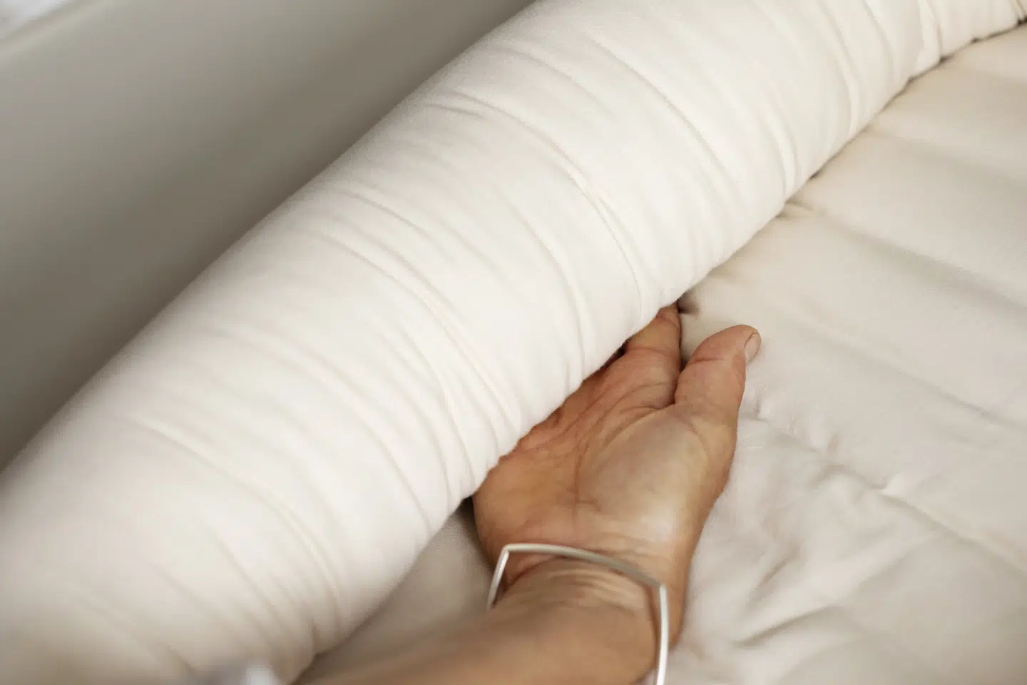 For fem år siden fjernede BabyDan en babynest fra det danske marked efter henvendelser fra tre mødre, hvis børn var ved at blive kvalt i revnen langs siderne.