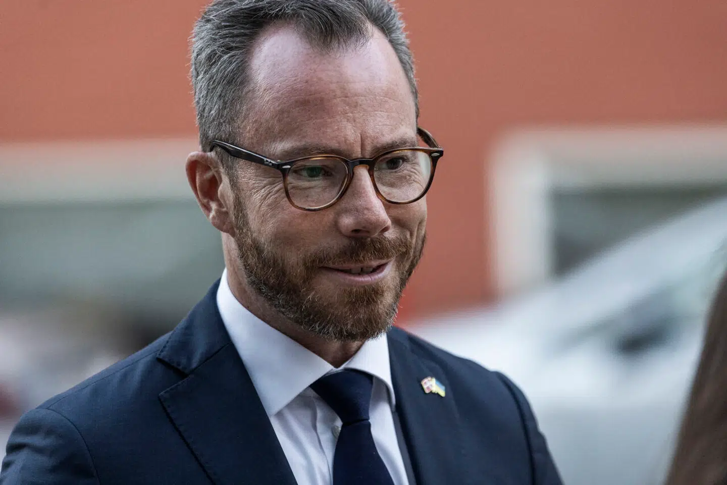 Forsvarsminister Jakob Ellemann-Jensen udtaler sig til pressen i forbindelse med at en bilkaravane med høj sikkerhed ankommer til det femstjernede hotel NH Collection på Strandgade i København søndag den 20. august 2023. Det ukrainske præsidentpar er i Danmark mandag og tirsdag.. (Foto: Ólafur Steinar Rye Gestsson/Ritzau Scanpix)