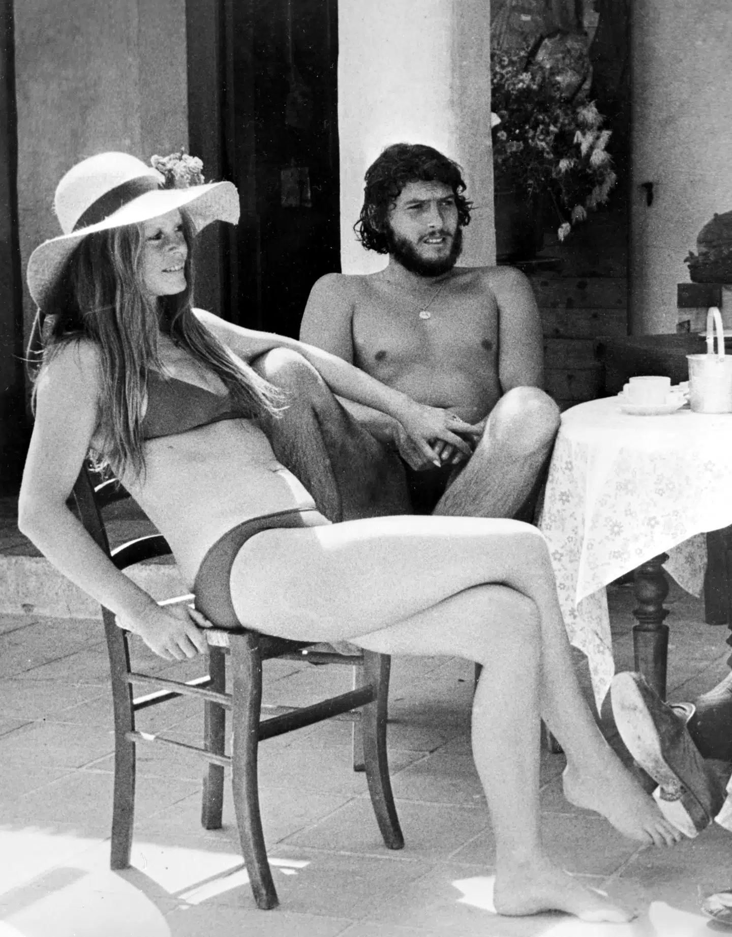 Brigitte Bardot fotograferet i Saint-Tropez i 1970erne. Hun var med til at gøre byen berømt med filmen »Gud skabte kvinden« fra 1956. Bardot forlod dog byen i 1989 og sagde, at hun »efterlod byen til de invaderende folk«.