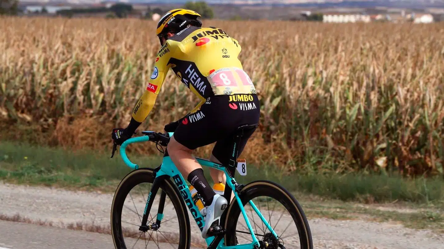 Jonas Vingegaard kørte Vuelta a España for første gang i 2020. Dengang var han vandbærer og henter her flasker til sine holdkammerater. Men tre år senere er der kommet andre boller på suppen.