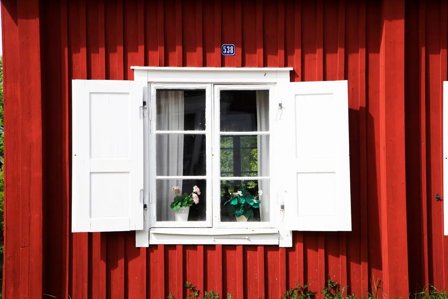 Svenske ejendomme – blandt andre dem i de karakteristiske røde farver – er fortsat interessante for danskere, men den lave, svenske kronekurs har ikke ført til en pludselig stigning i ejendomssalget på den anden side af Øresund.