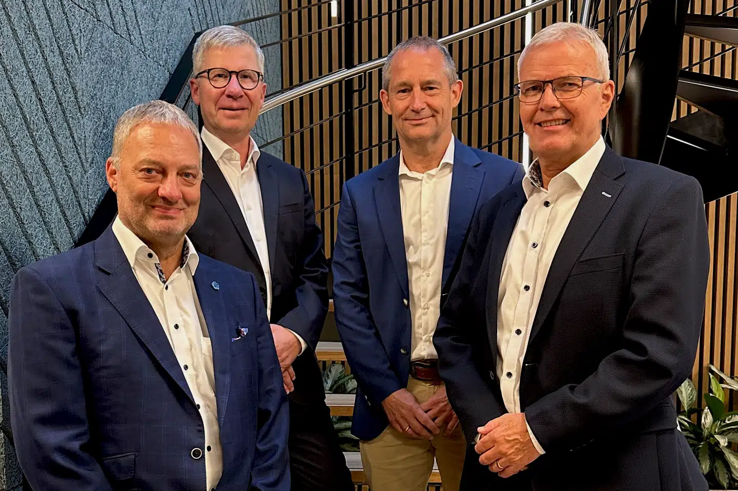 Billede af (fra venstre) adm. direktør for Broager Sparekasse Lars B. Christensen, adm. direktør for Frøs Sparekasse Max Hovedskov, bestyrelsesformand for Broager Sparekasse Erik Johannsen og bestyrelsesformand for Frøs Sparekasse Jørgen Kring Jensen. Pressebillede - Sydjysk Sparekasse/Free