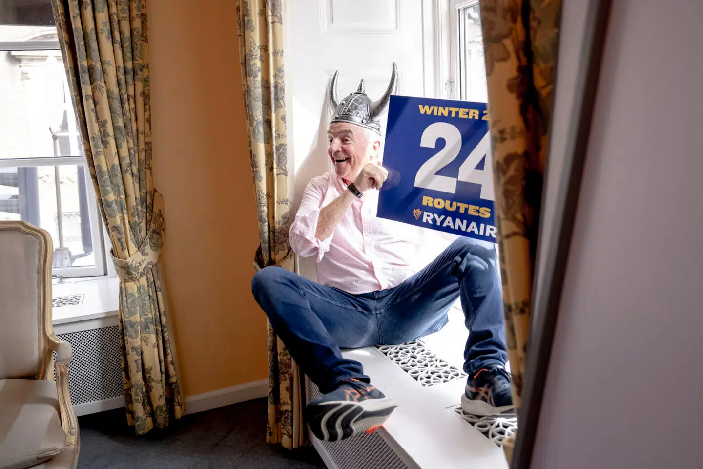Michael O'Leary, administrerende direktør for Ryanair, holdt tirsdag pressemøde i København, hvor han kastede sig ud på slap line for at skabe opmærksom om selskabets kommende genåbning i Københavns Lufthavn.