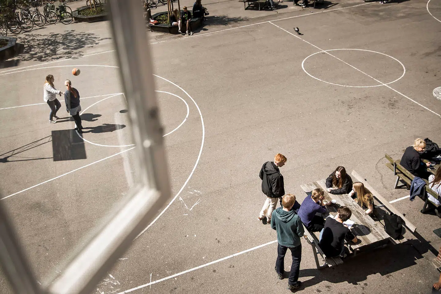 Folkeskoler landet over kommer under tilsyn, fordi de dumper i faglighed og trivsel. Arkivfoto af skolegård (Foto: Thomas Lekfeldt/Scanpix 2014)