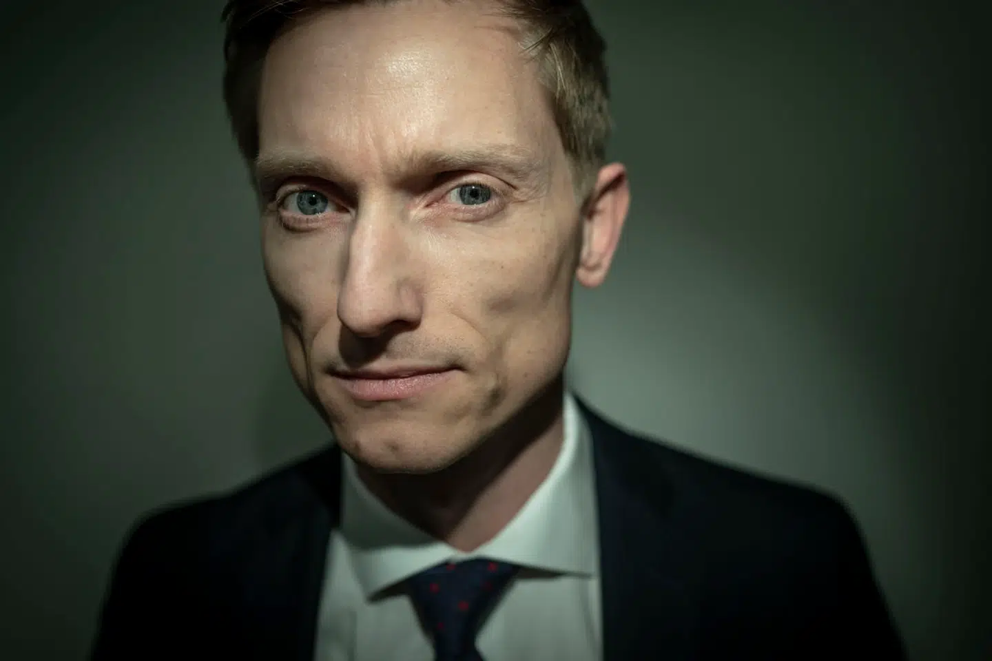 I mere end 900 dage har den danske statsborger Ahmed Samsam siddet fængslet i Spanien – idømt otte års fængsel for at have tilsluttet sig og kæmpet for Islamisk Stat på rejser til Syrien. Nu viser nye oplysninger, at den 30-årige var rekrutteret, betalt og udsendt til Syrien af Politiets Efterretningstjeneste og Forsvarets Efterretningstjeneste. Her er det Ahmed danske advokat, Thomas Brædder.