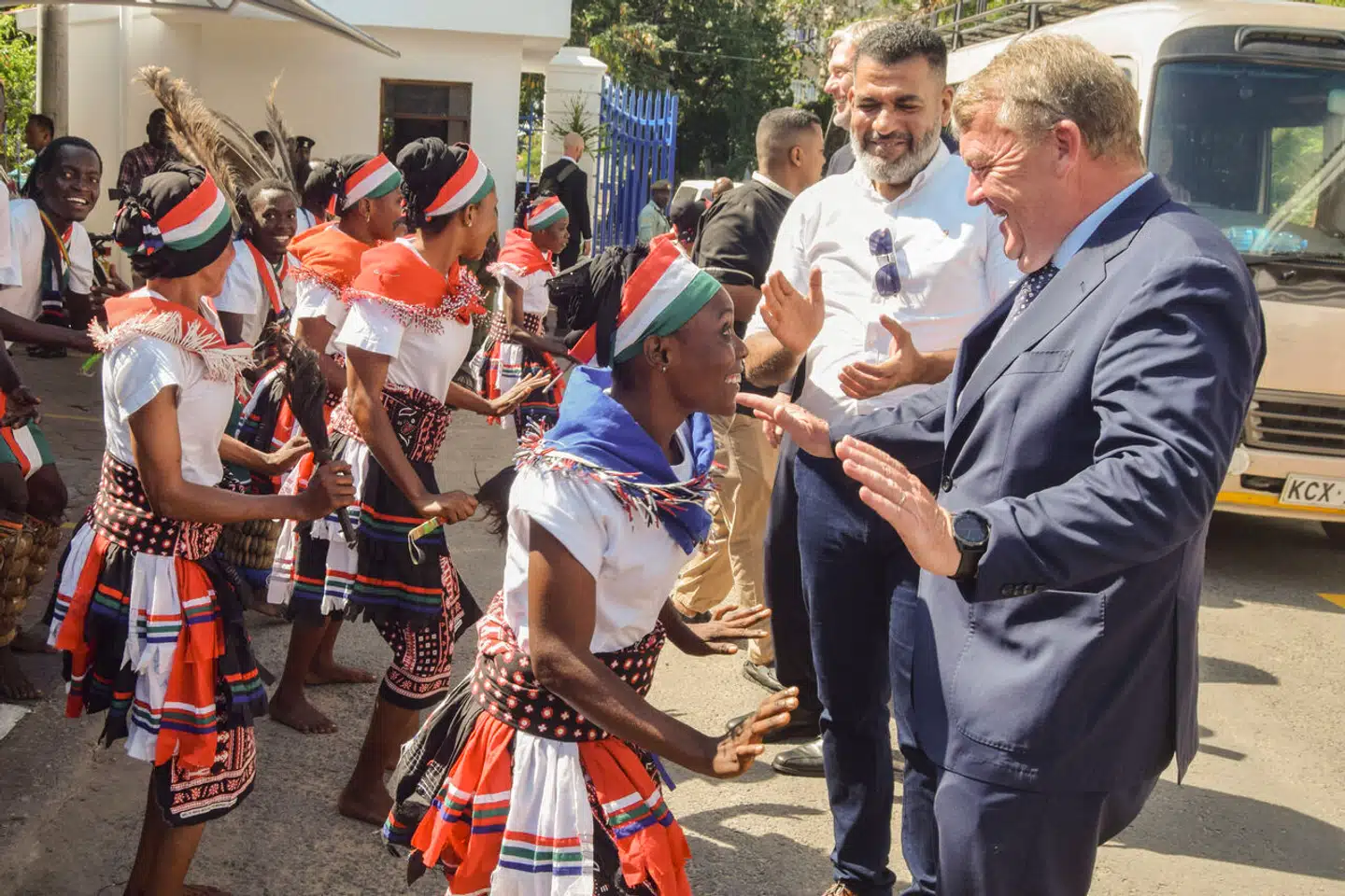 Udenrigsminister Lars Løkke Rasmussen (M) har i to dage besøgt Kenya. I havnebyen Mombasa blev han modtaget af traditionelle dansere.