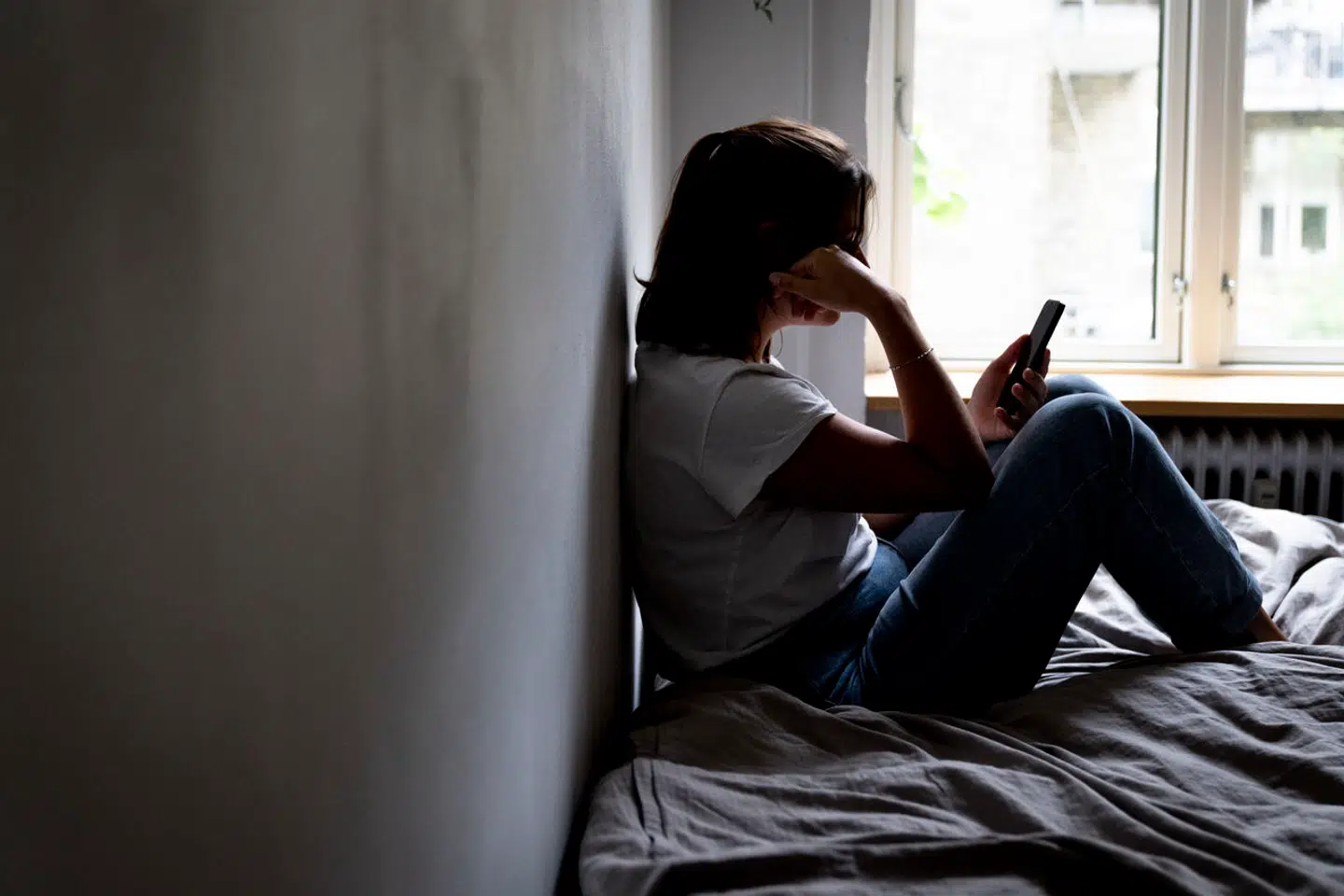 »Mens drengene ofte gamer og har socialt samvær gennem spillene, ser det ud til, at pigerne fører en langt mere ensom og ekskluderende tilværelse på de sociale medier,« mener Mette Østergaard i denne leder.