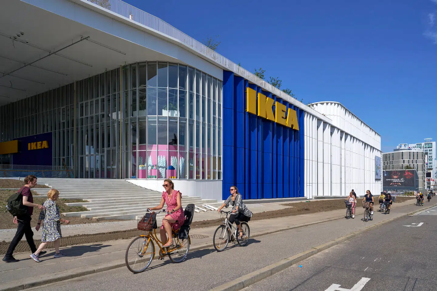 Den bølgende facade, de afrundede glashjørner og den store siddetrappe er alle tre fine arkitektoniske elementer, som beriger byen. Bygningens indre lader dog en del tilbage at ønske.