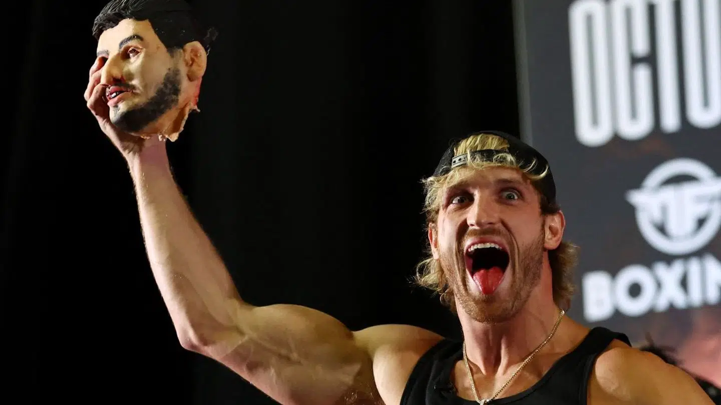 Logan Paul smadrede på en pressekonference tirsdag et kagehoved af Dillon Danis.