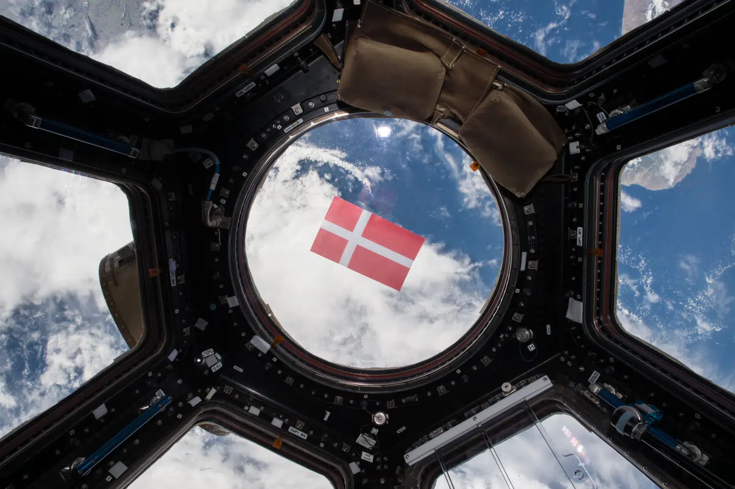 Dannebrog kan måske snart blive rejst langt længere borte end på Den Internationale Rumstation, hvor vores astronaut, Andreas Mogensen, har taget dette billede.