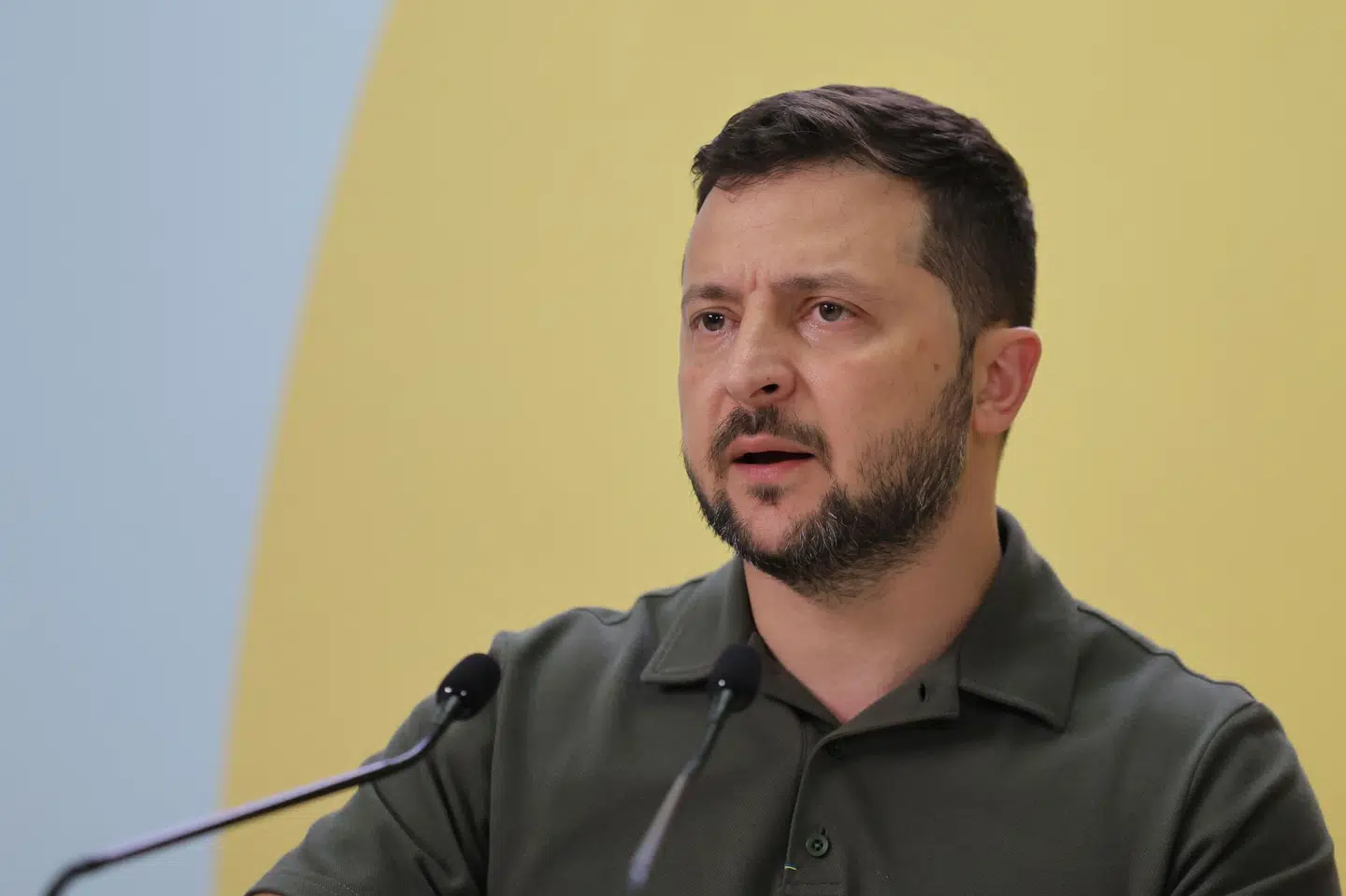 Ukraines præsident, Volodymyr Zelenskyj, taler på et pressemøde i Kyiv torsdag i forbindelser med landets nationaldag. Han afviser, at Ukraine skulle have noget med russisk Wagner-leders rapporterede død. Pool/Reuters